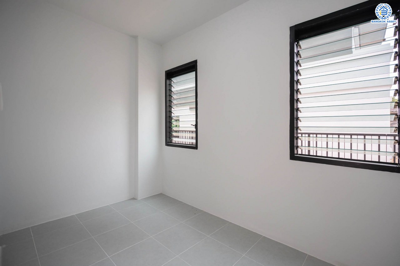 บ้านมือสองตกแต่งใหม่ แบรนด์ LH โครงการ ชัยพฤกษ์ บางบัวทอง หลังใหญ่ วิวสวนสาธารณะ เนื้อที่ 55.5 ตร.ว. ฟังก์ชัน 3 ห้องนอน 3 ห้องน้ำ 1 ห้องแม่บ้าน จอดรถได้ 1 คัน พร้อม Facilities ครบครัน บนทำเลเดินทางสะดวก ติดถนนบางกรวย-ไทรน้อย ใกล้เซ็นทรัลเวสต์เกต และรถไฟฟ้าสายสีม่วง "สถานีบางพลู"